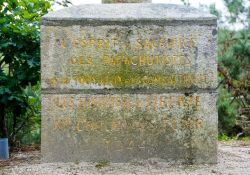 Kreuz der Fallschirmspringer im Kastanienwald (Nahaufnahme)