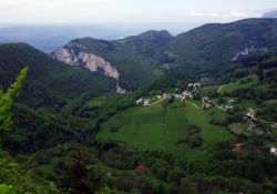 Malleval-en-Vercors oberhalb des sehr engen Tals; Quelle: Wikipedia