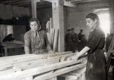 Frauen im Tischlerressort; Foto: www.ausstellung-zwangsarbeit.org