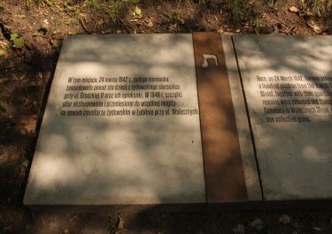 Gedenkplatte für die ermordeten Waisenkinder; Foto: teatrnn.pl