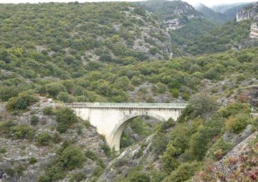 Brücke Font-Jouvale über Canyon