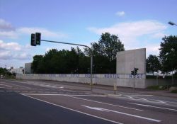 Gedenkstätte, Außenmauer