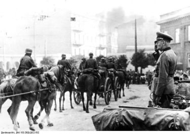 Einzug deutscher Truppen in Lodz; Quelle: Bundesarchiv Bild 183-2008-0922-502 / wikipedia / CC-BY-SA 3.0 de