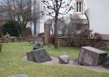 Umgestürztes Totendenkmal