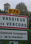 Ortsschild von Vassieux – Compagnon de la Libération