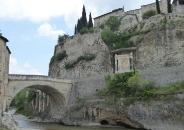 (altes) Totendenkmal neben der Römerbrücke