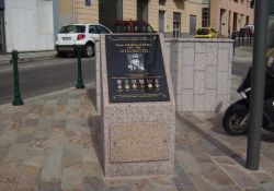 Gedenkstele und -tafel für Colonna d'Istria