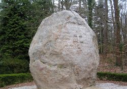 Menhir de Kerruisseau in Pont-Scorff für die freiwilligen US- und franzsösischen Kämpfer (© Vincent Rogard)