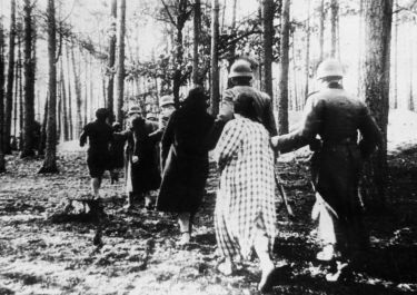 Palmiry, Frauen werden zum Erschießungsort geführt; Quelle: wikimedia commons