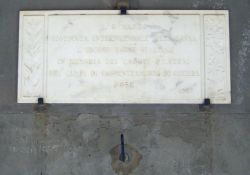 Ehrentafel der Frauenunion an der Piazza del Comune (Baldini)