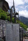 neues Totendenkmal mit Totentafel