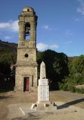 Obelisk vor dem Kirchturm