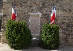 Cour des Fusillés: Tafel an Außenmauer