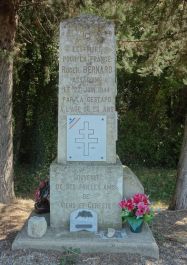 Stele Roger Bernard ; Quelle: wikipedia Sébastien Thébault, CC BY-SA 3.0  