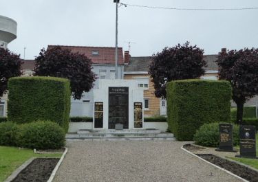 Totendenkmal vor Rathaus