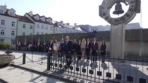 Płock, plac 13 Straconych2 – Abiturient*innen läuten die Friedensglocke: Quelle: wyborcza Plock