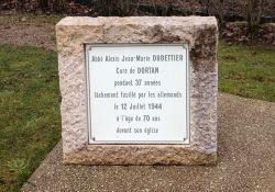 Gedenkstein Pater Dubettier; Quelle: Benoît Prieur, Wikim edia, CC BC-SA 4.0  bei Kirche