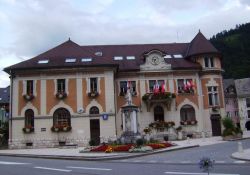 Totendenkmal vor Rathaus