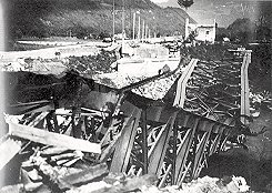 gesprengte Bahnbrücke, hist. Foto; ©  railsavoie.fr