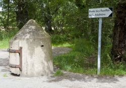 La Maltière : Denkmal und Gedenktafel für 117 Widerstandskämpfer am Schießstand