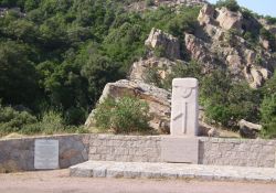 Gedenkstätte am Tunnel mit Tafel und Stele