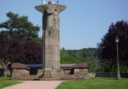 Totendenkmal und Kirche