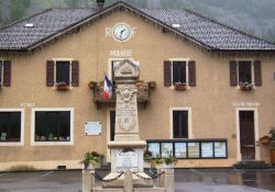 Mairie/Rathaus mit Totendenkmal