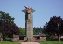 Totendenkmal und Kirche