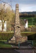 Totendenkmal mit Gedenktafel