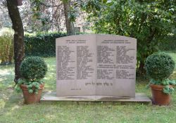 Steintafel im Hof der Synagoge