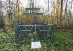 Denkmal und Gedenktafel im Wald (© Ville de Combles)