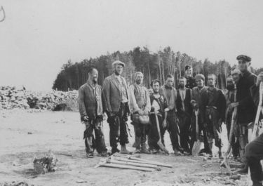 Gruppe jüdischer Zwangsarbeiter; Quelle: USHMM