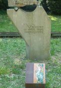 Zerstörtes Frauendenkmal in den Giardini