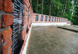 Gedenkmauer mit Namen 