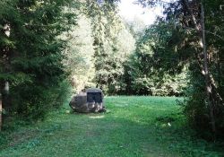 Gedenkstein im Wald von Gubernija