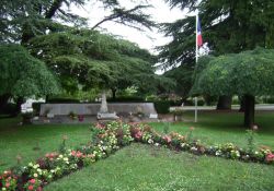 Totendenkmal auf Friedhof 