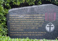 Gedenkstein am Enclos de la Résistance am Place Jean Moulin, für die Opfer der Résistance