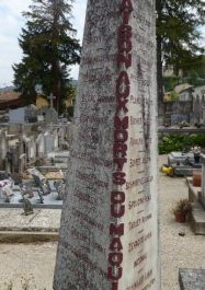 Stele für die Toten des 10. Juni 1944 auf dem Friedhof 