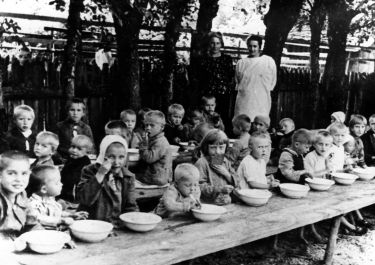Kinder im Lager Zwierzyniec; Foto: erinnerungsorte.org